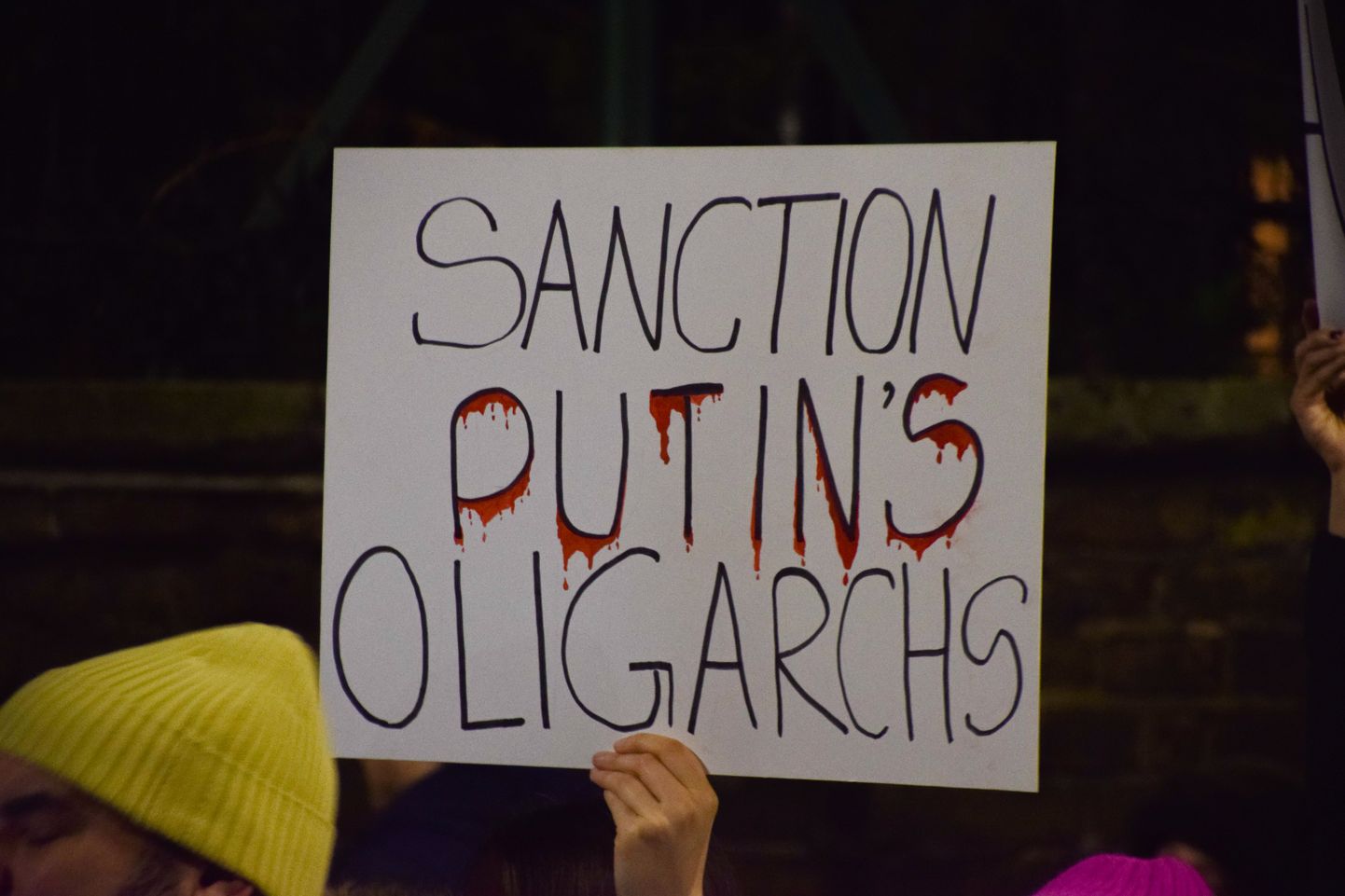 Plakat Londonis: "Sanktsioonid Putini oligarhidele".