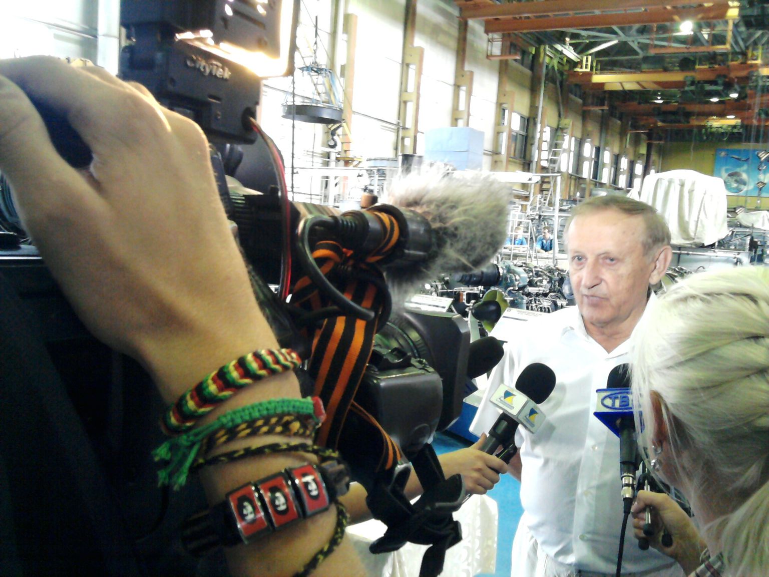 Вячеслав Богуслаев в 2013 году дает интервью представителям СМИ на территории завода «Мотор Сич».
