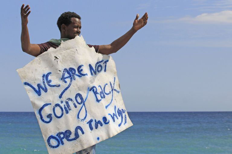 Itaalia-Prantsuse piiri ääres oli 2015. aasta juunil eriti pinev seos. Nimelt ajasid Itaalia korrakaitsjad jõuga minema mitusada Aafrika sisserändajat, kes olid mitu päeva piiril laagris, lootuses jätkata teed põhja poole. Pildil meelt avaldav migrant hoidmas plakatit, millel on kirjas «Me ei lähe tagasi»