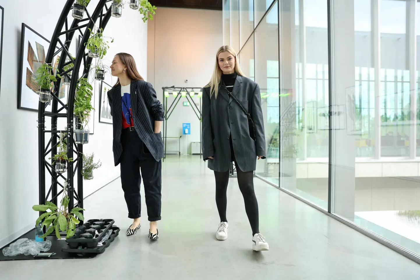 Eesti moefestivali juht Key Külaots (vasakul) ja moeetenduse turundusjuht Grete Maruste tegid eile ERMis ettevalmistusi.