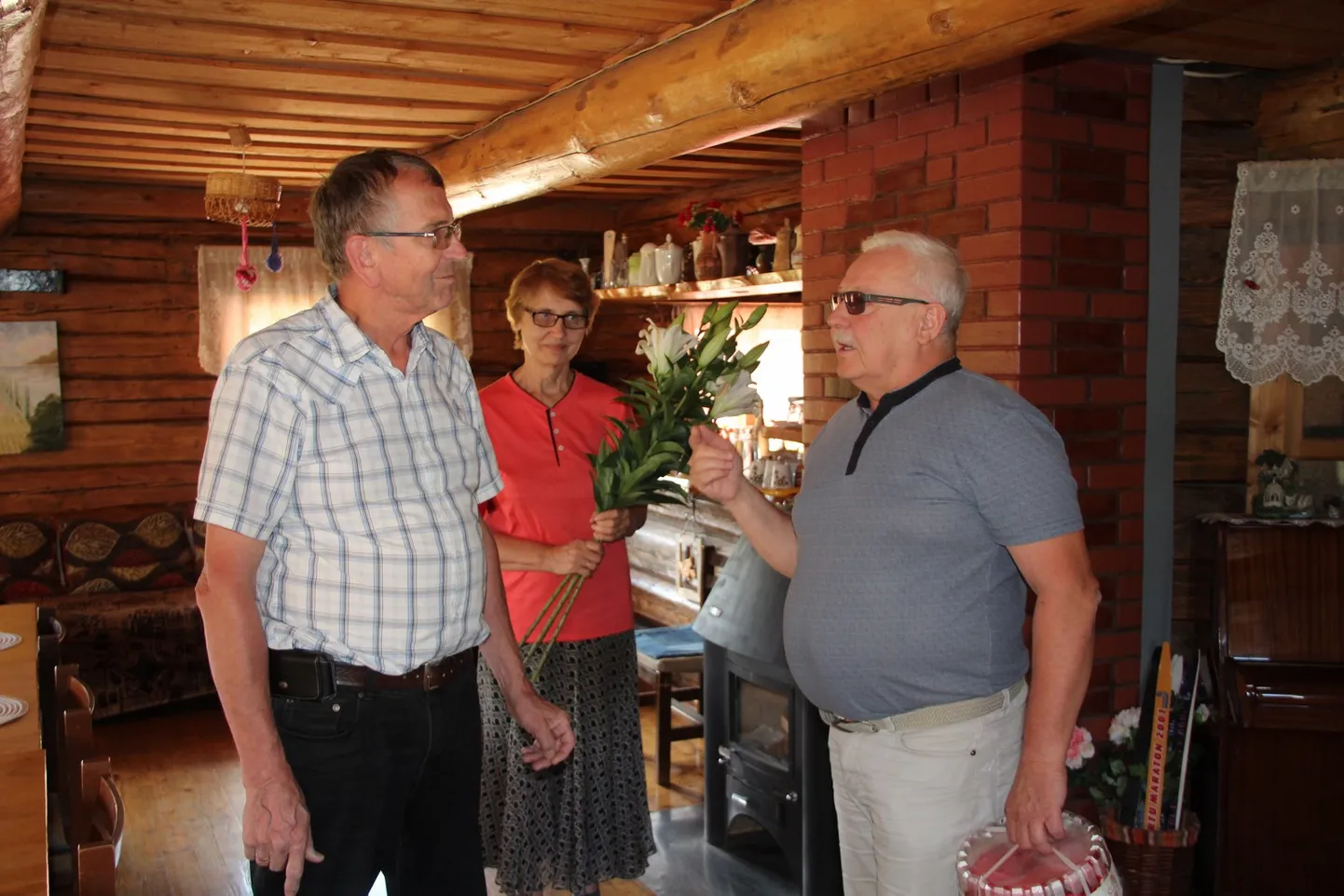 Voldemar Tasa (vasakul) õnnitlejate seas oli ka Otepää vallavalitsuse liige ja kultuurispetsialist Valdur Sepp. Keskel Voldemar Tasa abikaasa Eike Tasa.
