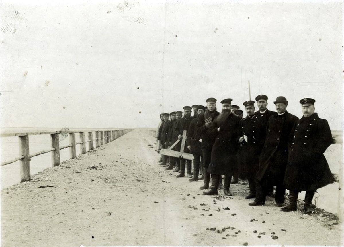 Väina tammi remonditööd 1902.a.: grupp vormirõivas mehi tammil