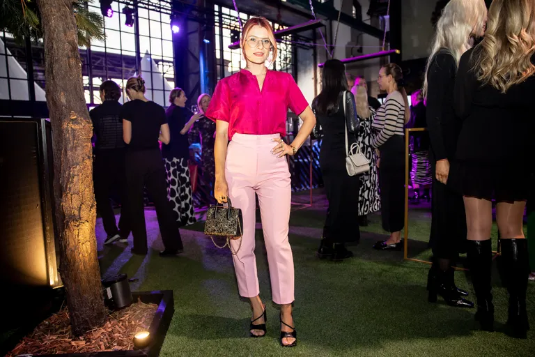 Fashionista Meisi Volt teab, et värvid töötavad alati! Fuksiaroosa plahvatuse moepubliku ridades korraldas ta Humana Vitage'i siidpluusis, mille mõju võimendasid pastelsed püksid.