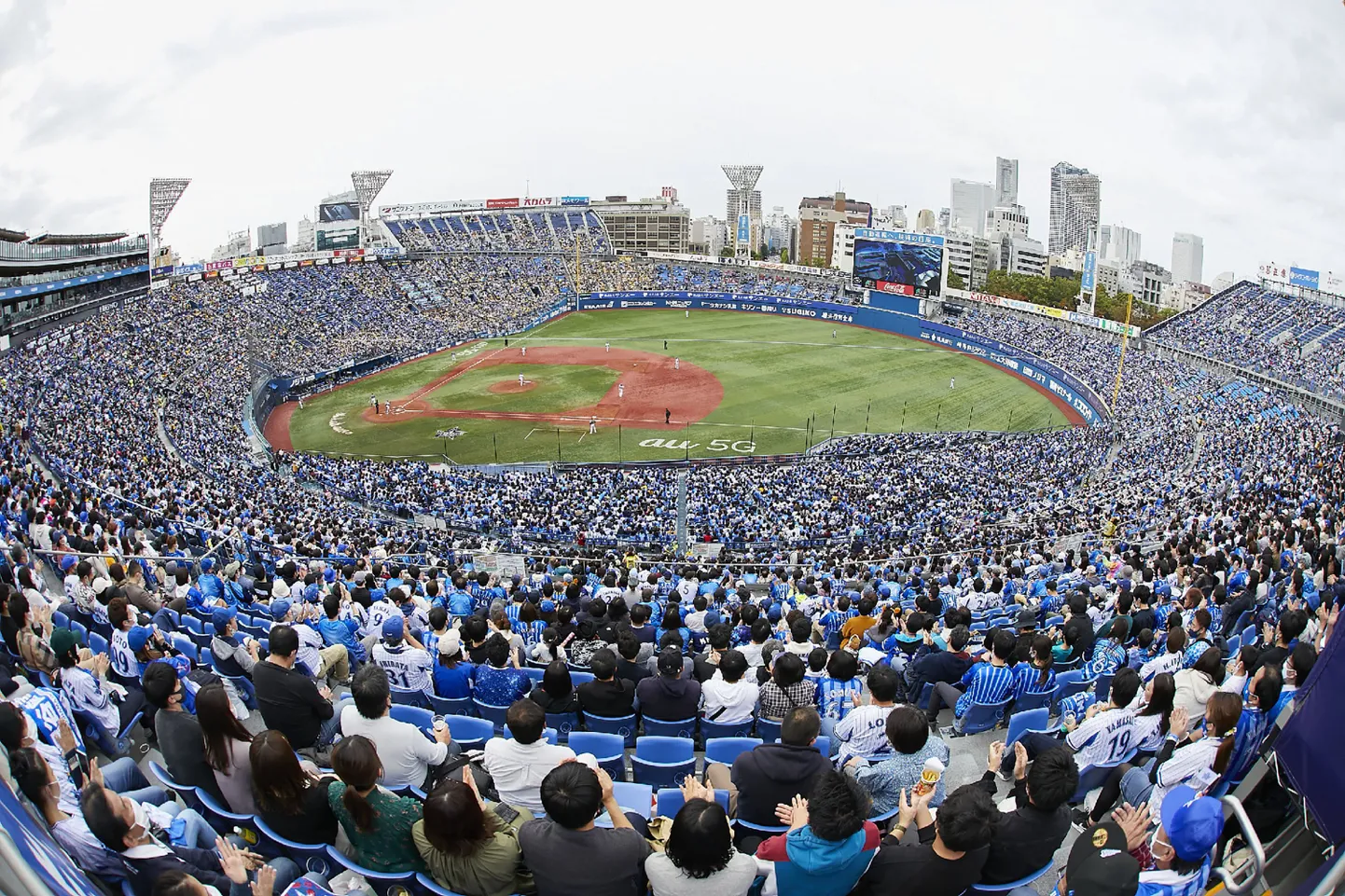 Yokohama staadionile lubati eksperimendi korras nädalapäevad tagasi peaaegu täismaja.