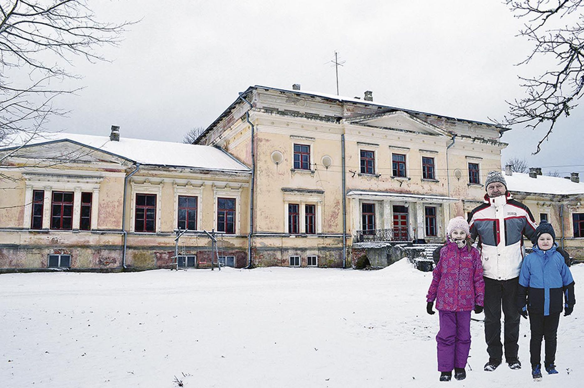 Käru mõisas elab Andrus Eensoo viieliikmeline pere. Neist jäid koos isaga mõisa taustal pildile kolmandas klassis käiv tütar Ade ja esimeses klassis käiv poeg Andre.