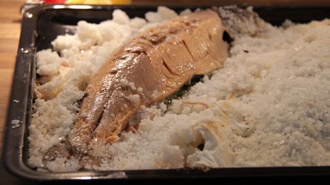 Mis juhtub, kui kala soolakoorikus küpsetada? 