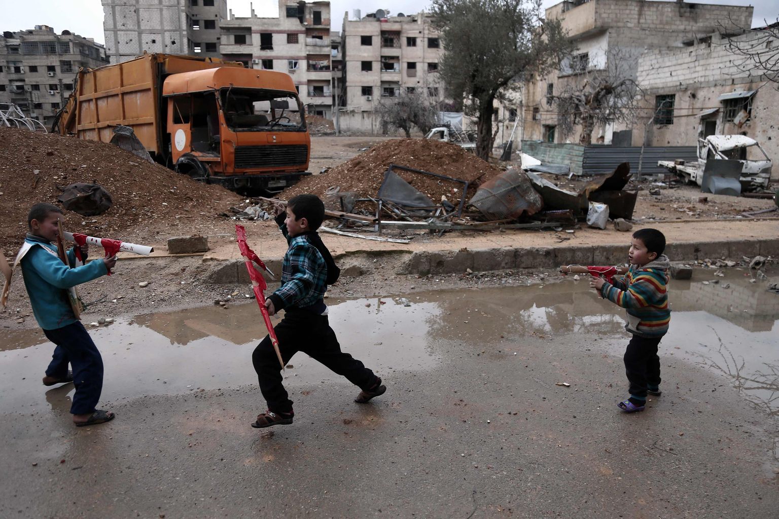Süüria lapsed mängivad varemete taustal