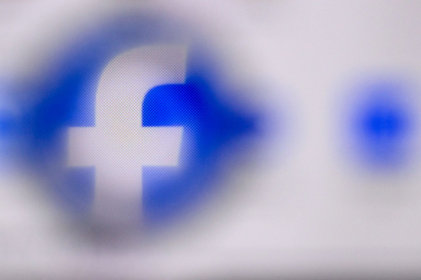 Facebooki logo telefoni ekraanil