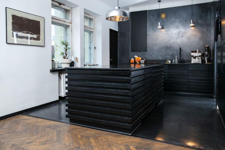 Otstarbekalt asju mahutavate sahtlite ja kappidega askeetliku köögi projekteeris arhitekt Johan Tali ise.