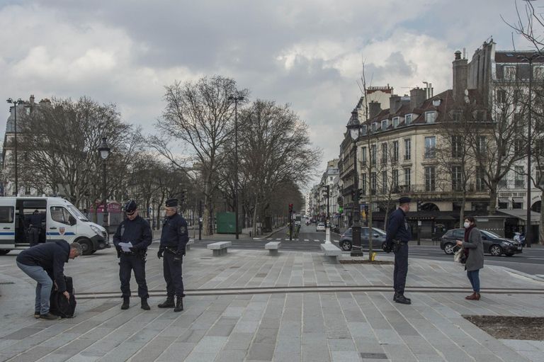 Pariisi politseinikud kontrollimas üksikute linnas liikunud inimeste dokumente. Alates teisipäevast peavad kõik prantslased kodust lahkudes täitma avalduse, milles põhjendatakse ringiliikumise hädatarvilikkust, vastasel juhul võib oodata kuni 135 euro suurune trahv. 