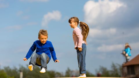 Ортопеды: детям до шести лет нельзя прыгать на батуте!