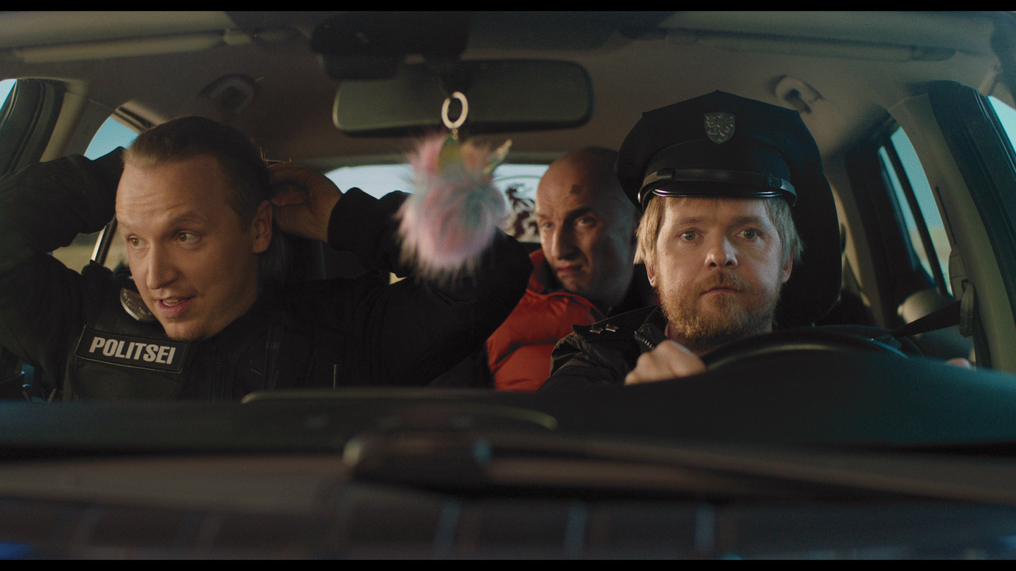 Kuldne trio on taas koos ja varsti läheb andmiseks. Ott (Vallo Kirs) ja Märt (Ott Sepp) sõidutavad elektrilises politsei-BMW-s Valdist (Märt Avandi).