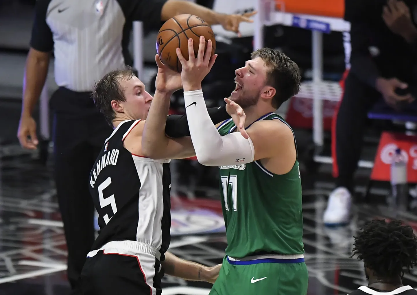 Los Angeles Clippersi mängija Luke Kennard (vasakul) peatab veaga Luka Doncici.