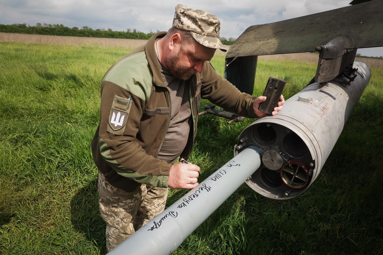 Отец погибшего украинского солдата пишет послание на ракете, которой с вертолета ВСУ будут атакованы позиции российских войск.