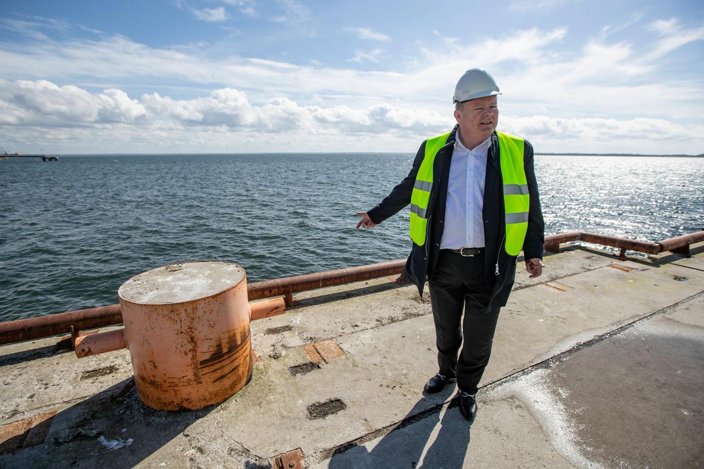 Paldiski Sadamad ASi nõukogu esimees Aleksei Mürisep näitab: selle kai äärde võiks sügisel tulla LNG-laev. 