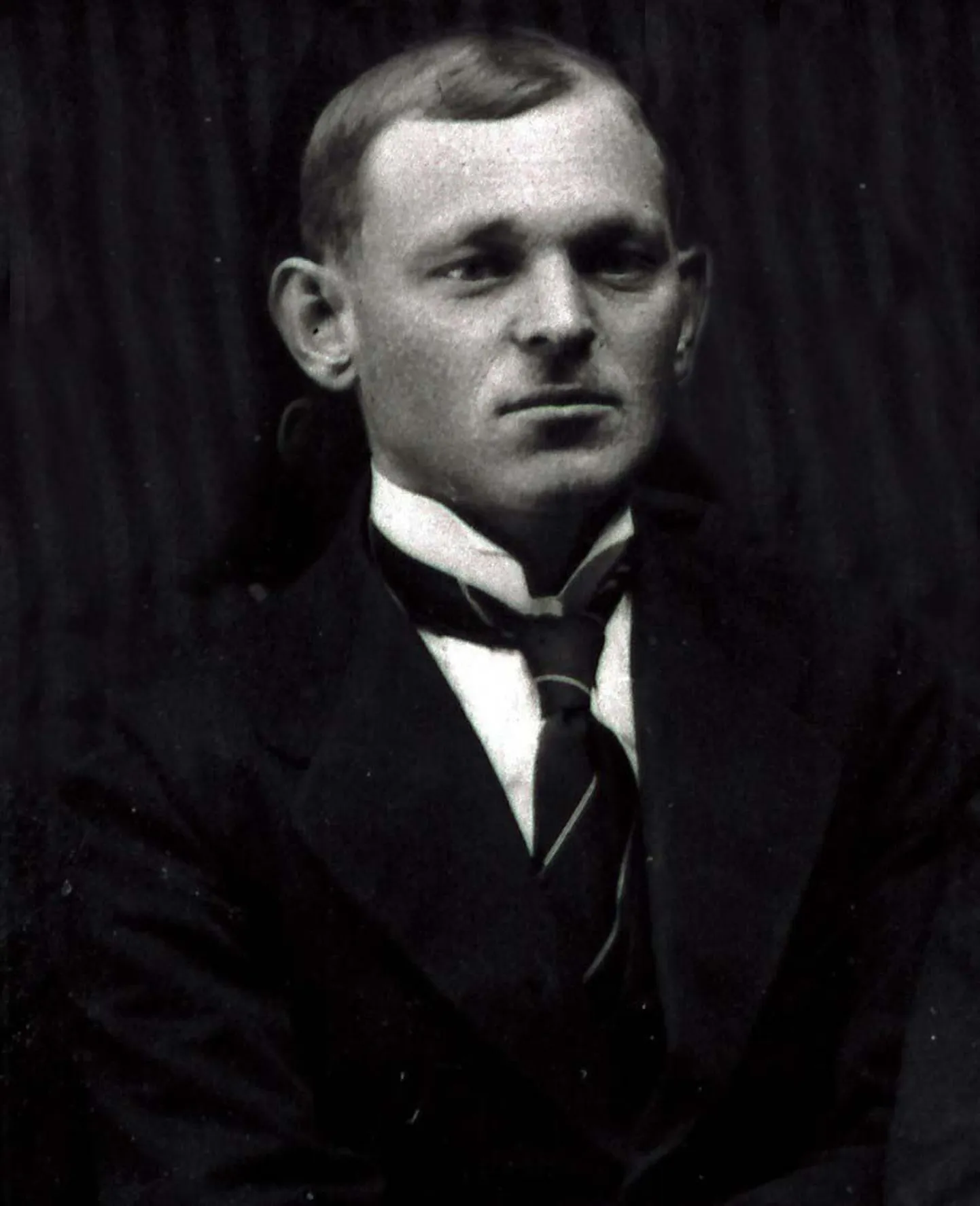 KARL-JOHANNES TAMM (1891–1941) – lipnik, Saare-, Hiiu- ja Muhumaa Kaitseliidu ülema kohusetäitja, kes juhtis Kuressaare linna kaitsmist mässajate vastu. Hilisem Eesti Vabaduse Risti kavaler (VR I/3).
SA Saaremaa Muuseum