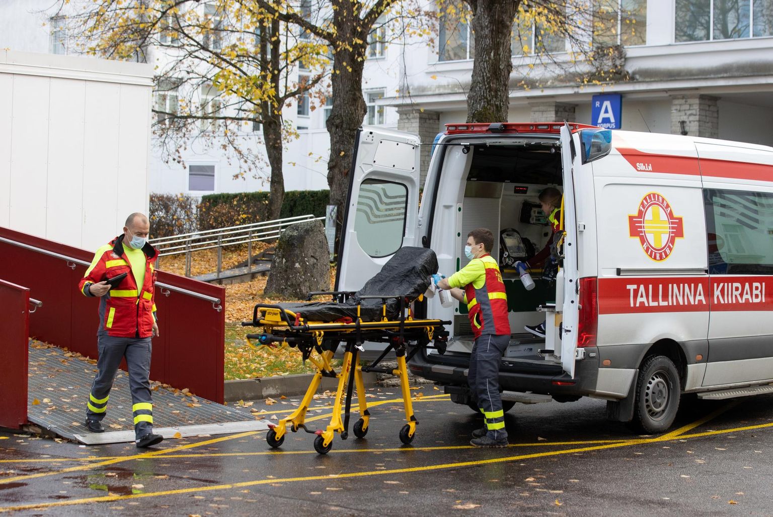 Tallinna kiirabibrigaad desinfitseerimas kanderaami ja autot pärast haige transportimist. Tallinna kiirabi juht Raul Adlas nimetas praegust olukorda Tallinna kiirabi vaatevinklist ebatervelt kiireks ajaks.