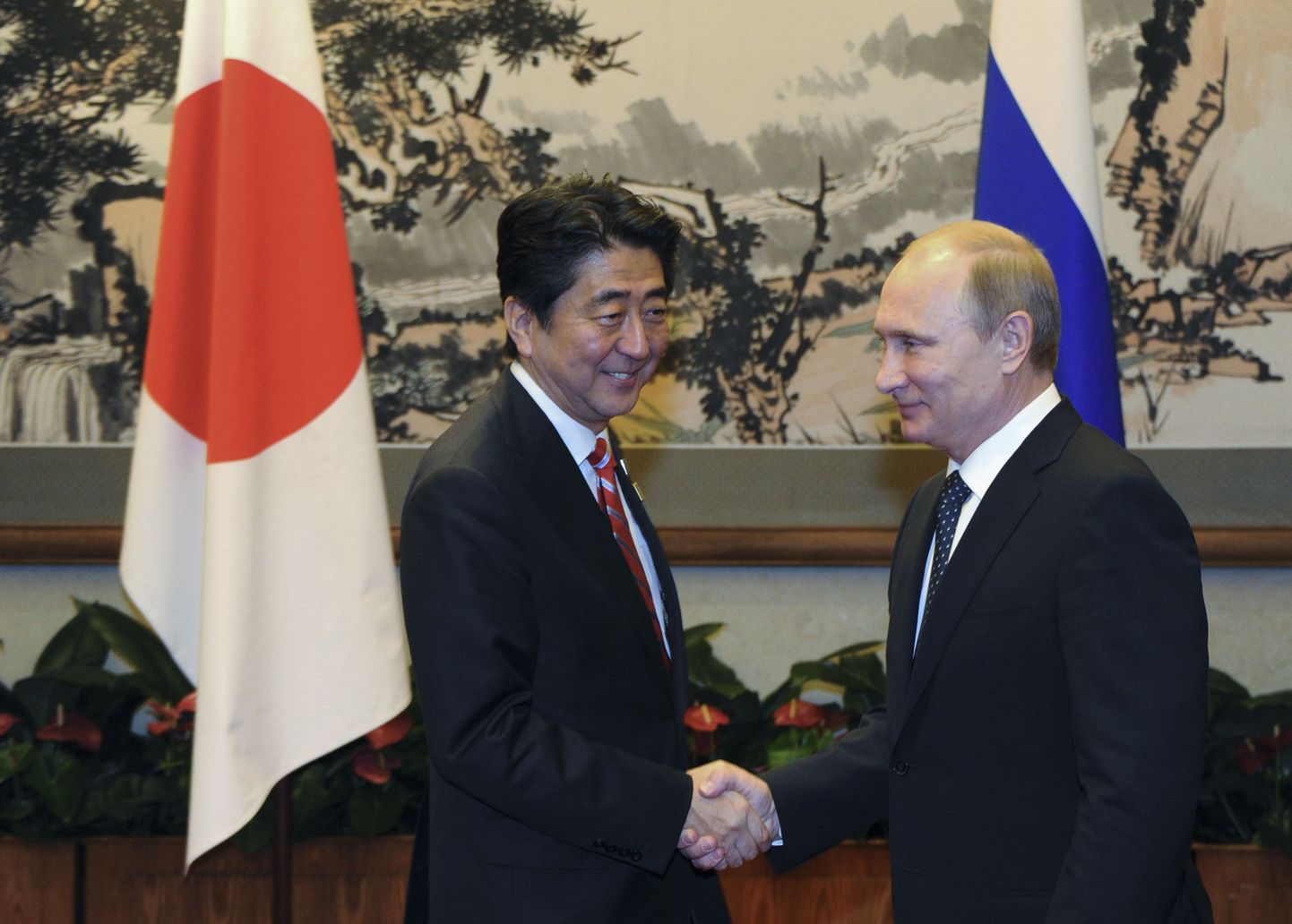 Vene president Vladimir Putin koos Jaapani peaministri Shinzo Abega täna Pekingis.