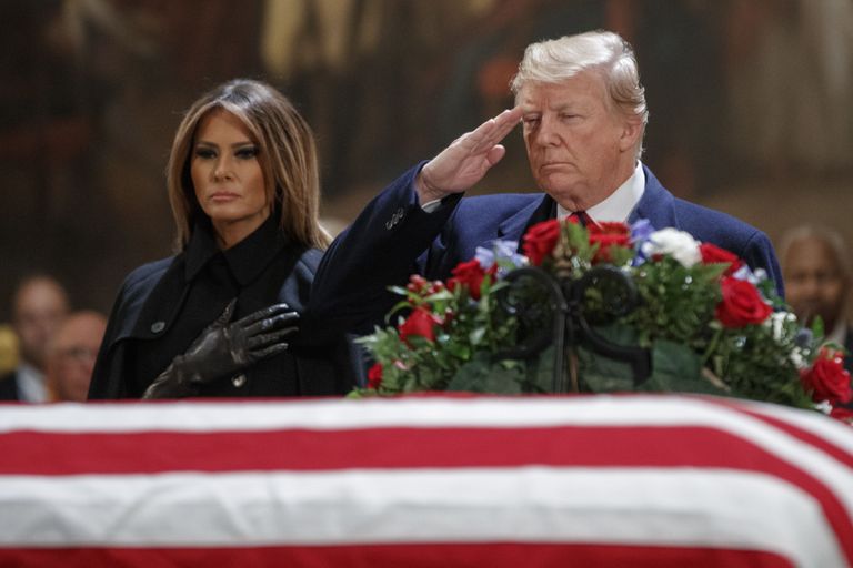 Donald Trump ja esileedi Melania Trump eile George H.W. Bushile austust avaldamas.