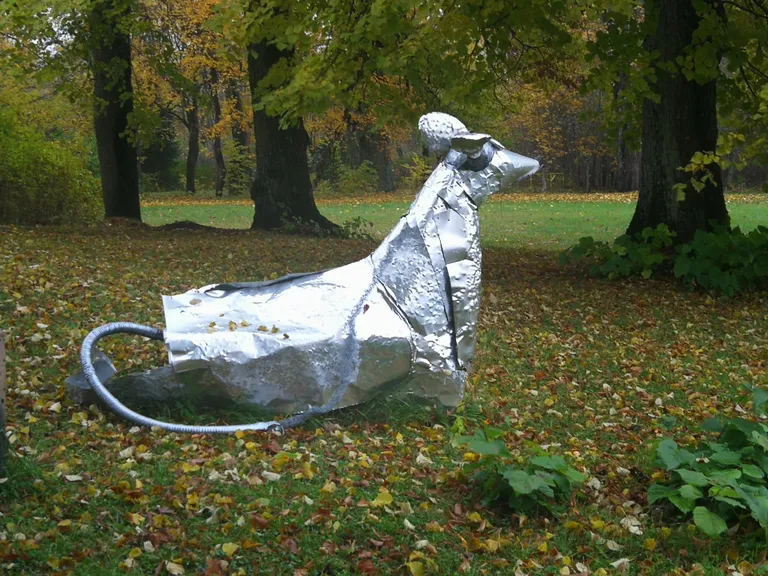 Tohisoo mõisa suurde parki olevat Bismarck istutanud suured puud. Sealsamas läikleb õpilaste tinutatud elegantne metallist rotiaasta rott.