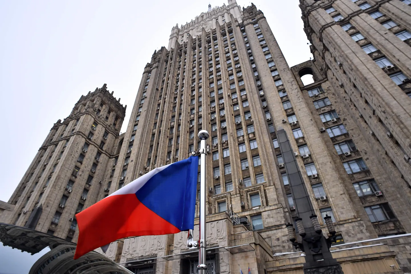 Флаг Чехии у здания МИД РФ в Москве.