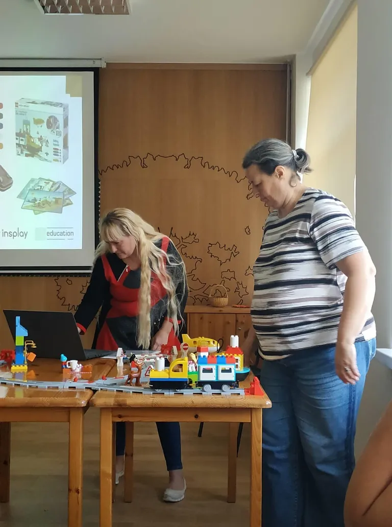 Pärnu Tammsaare lasteaia õpetaja Karin Peetsalu tutvustas kolleegidele progerongi.