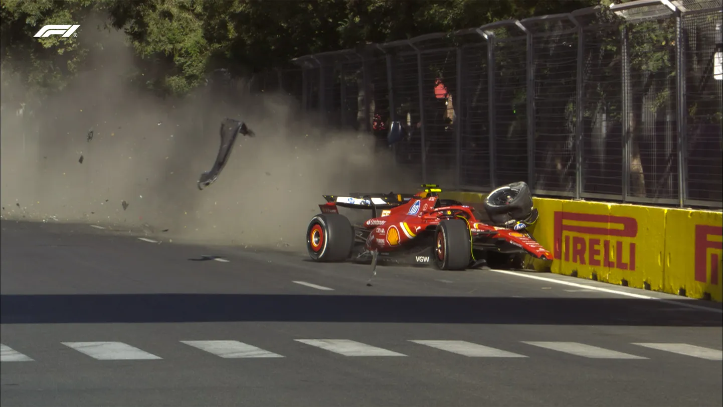 Carlos Sainzi Ferrari vormel, mis põrkas kokku Sergio Perezi Red Bulliga.