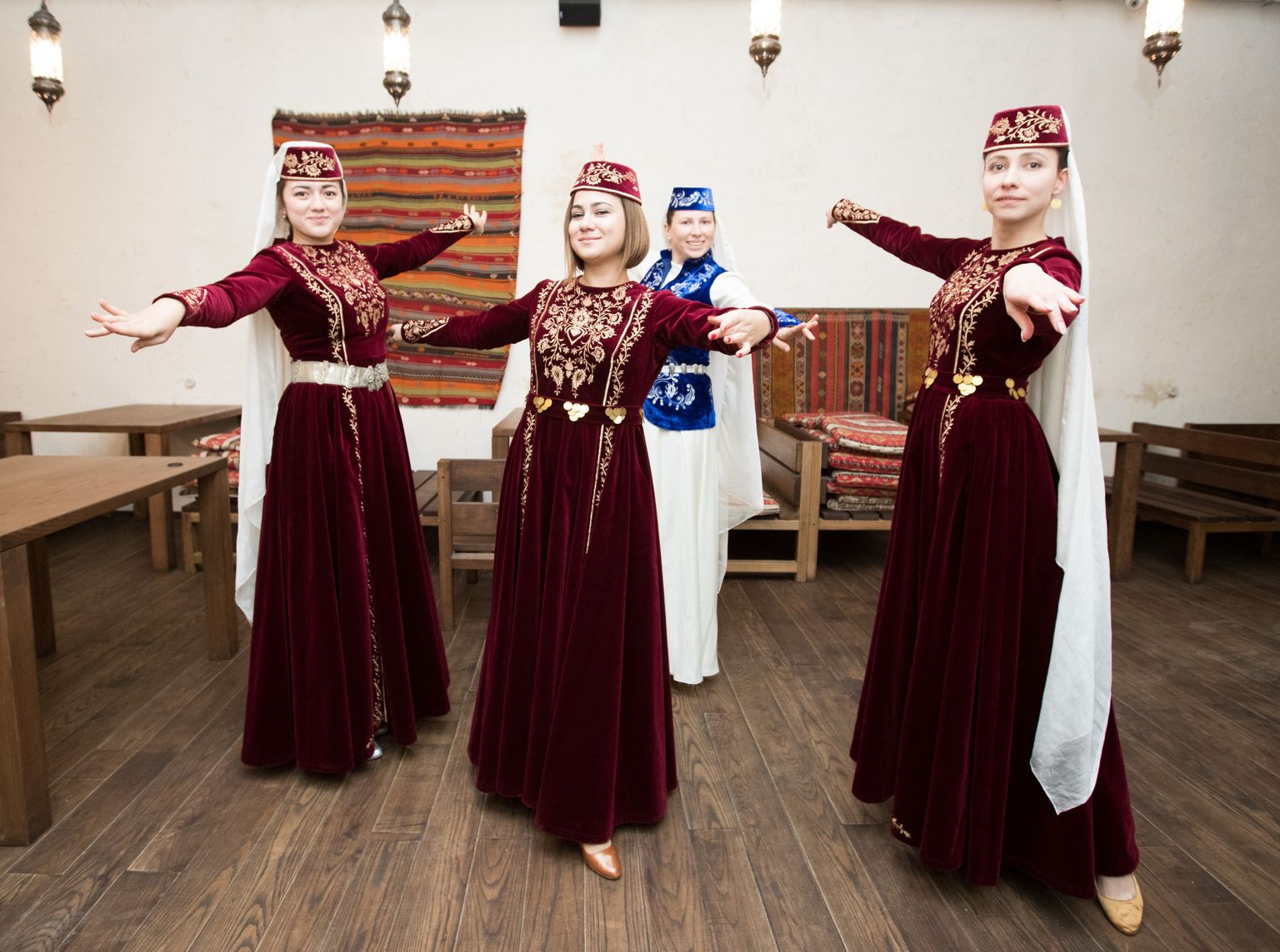 Kiievis tegutsevas krimmitatarlaste rahvatantsurühmas Badem tantsivad Krimmist ära kolinud (vasakult) Aziza, Elnara ja Lenura. Nende taga tantsib Olga, kes on pärit Donbassist, aga ema poolt samuti krimmitatarlane. Badem tähendab mandli südamikku, mis krimmitatarlastele sümboliseerib veel abiellumata neiut.