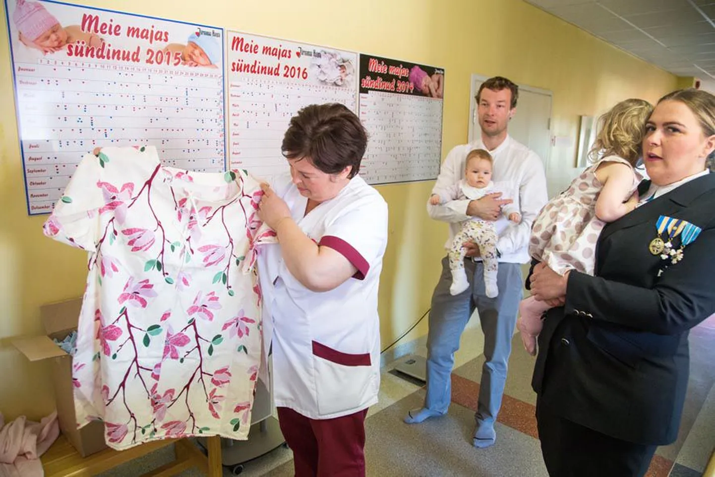 Tulevasi sünnitajaid ootavad Järvamaa haigla sünnitusosakonnas kolmes mõõdus öösärgid, mille on neile õmmelnud maakonna naiskodukaitsjad.