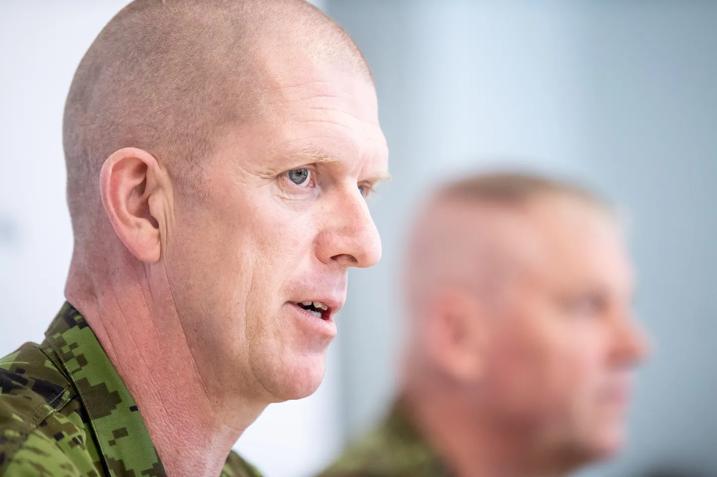 05.07.2022 Tallinn Kaitseväe juhtaja kindralleitnant Martin Herem ja Kaitseliidu ülem brigaadikindral Riho Ühtegi andsid pressikonverentsil ülevaate sõjaaja struktuuri suurendamise teemal. Foto: Sander Ilvest, Postimees