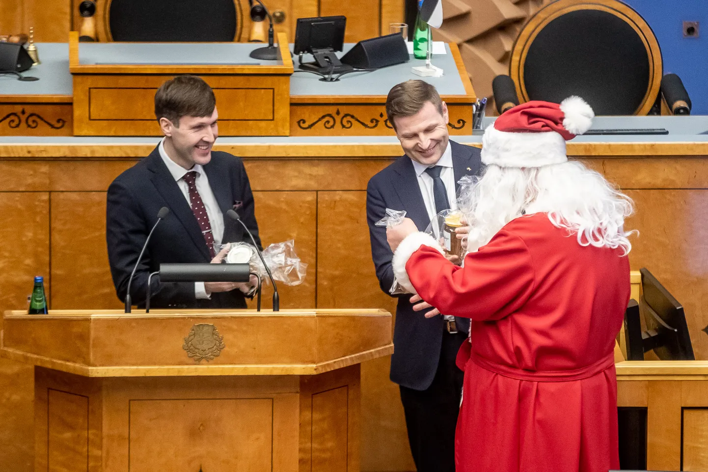 Jõuluvana külastas riigikogu ja tegi asespiikrite Martin Helme ja Hanno Pevkuri meeled rõõmsaks.