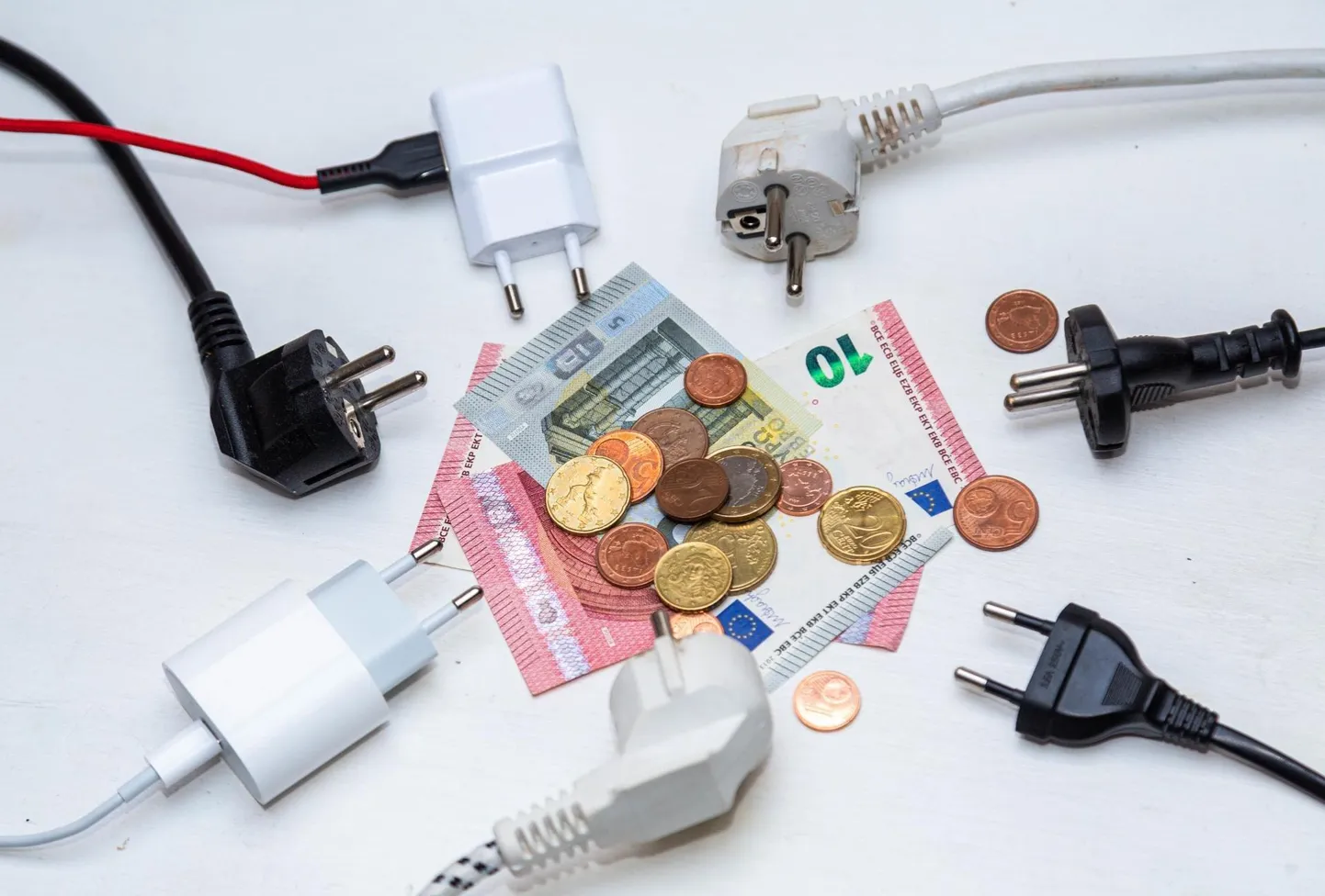 Hüppeliselt kasvanud elektriarved neelavad kontodelt seninägemata summasid.