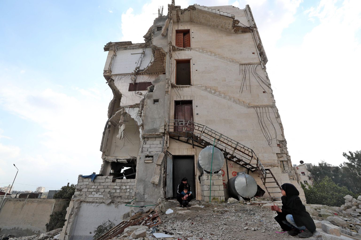 Süürlased Idlibis oma endise kodu juures, mis on saanud sõjas kahjustada. Pilt on tehtud 3. märtsil 2021