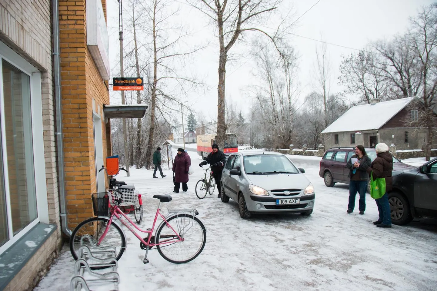 Rakke elanikud leiavad, et esialgu on Väike-Maarja valla kodanik olla harjumatu, kuid igapäevaelus ei muuda valdade ühendamine kuigi palju, näiteks ettevõtjad peavad kauplusi valla nimest olenemata.