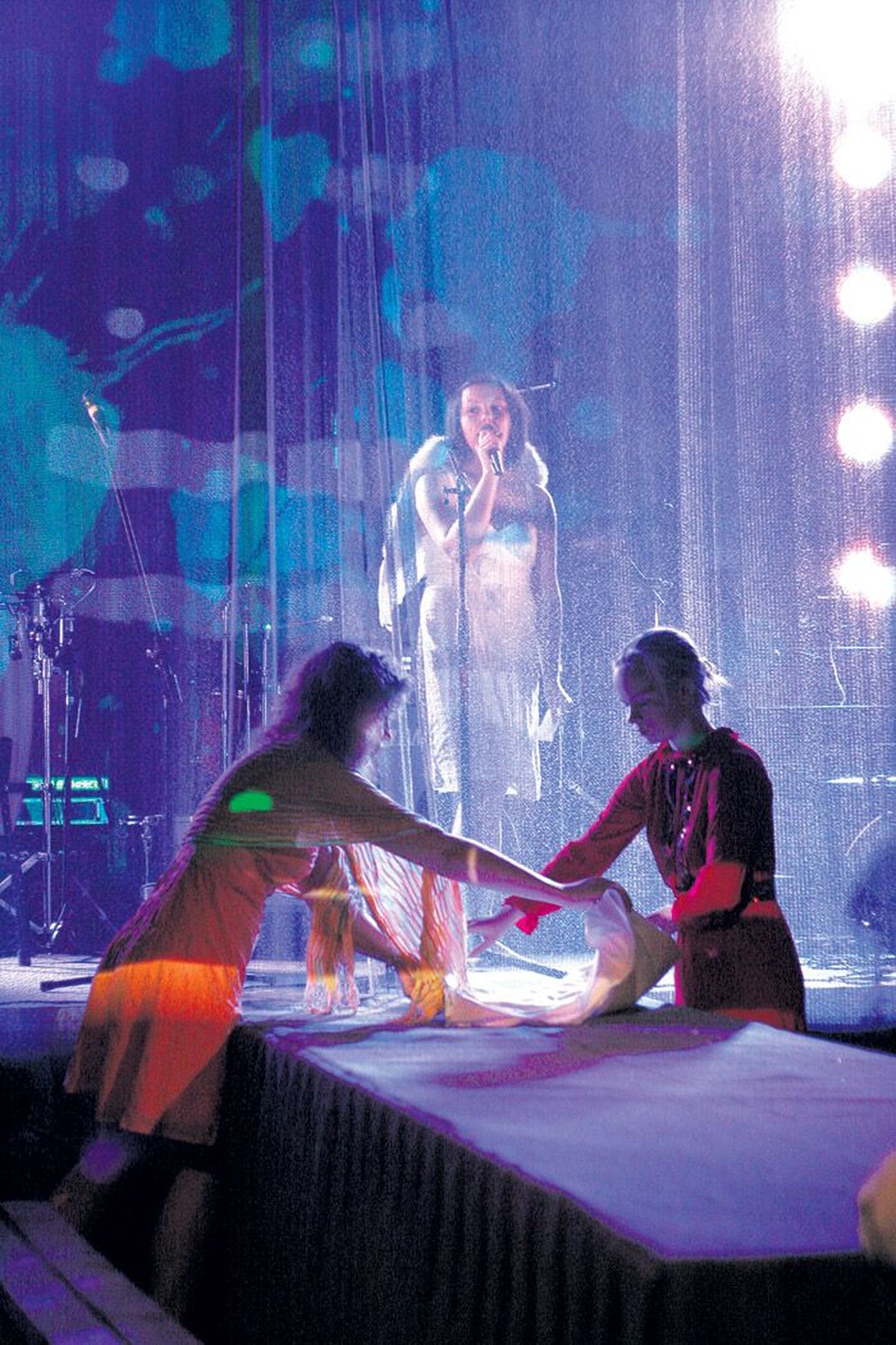 Kontsertlavastuse «Suur maalritöö» lõpus mängib ansambel Kirsika Maamäe soleerimisel, lauda katavad valge linaga Annika Oona (vasakult) ja Kaia M. Kalvet.