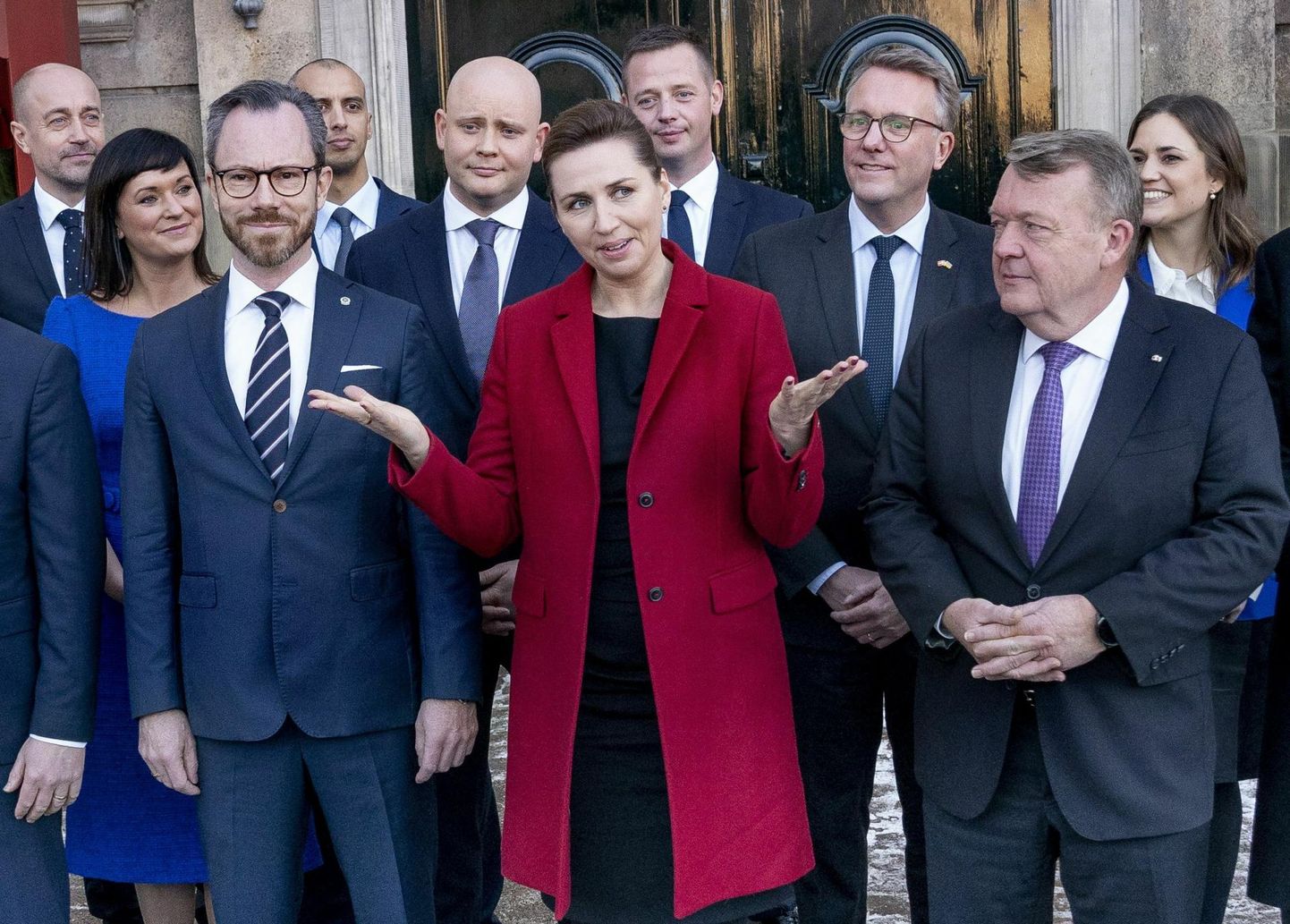 Taani sotsiaaldemokraadist peaminister Mette Frederiksen (keskel) tutvustab eile Kopenhaagenis Amalienborg lossi juures oma uut kolmepartei valitsust, tema kõrval Liberaalse Partei liider ja värske kaitseminister Jakob Ellemann-Jensen (vasakul) ning Moderaatide esimees ja välisminister Lars Løkke Rasmussen. 