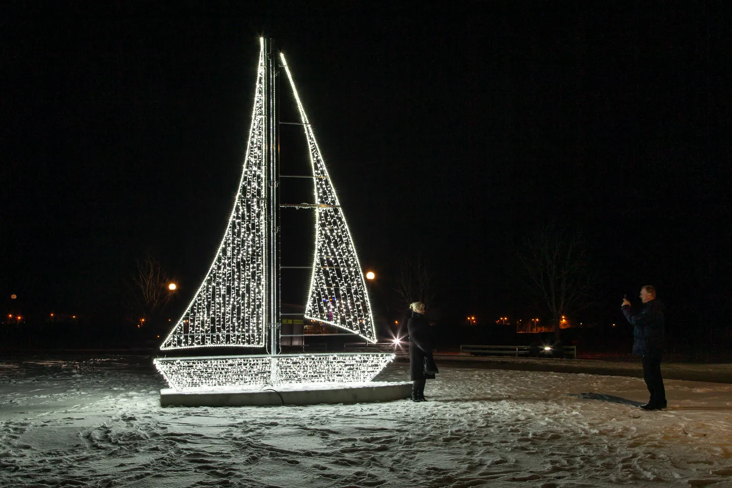 Лодка в Тойла рядом с остановкой возле парка будет излучать свет и после праздников.