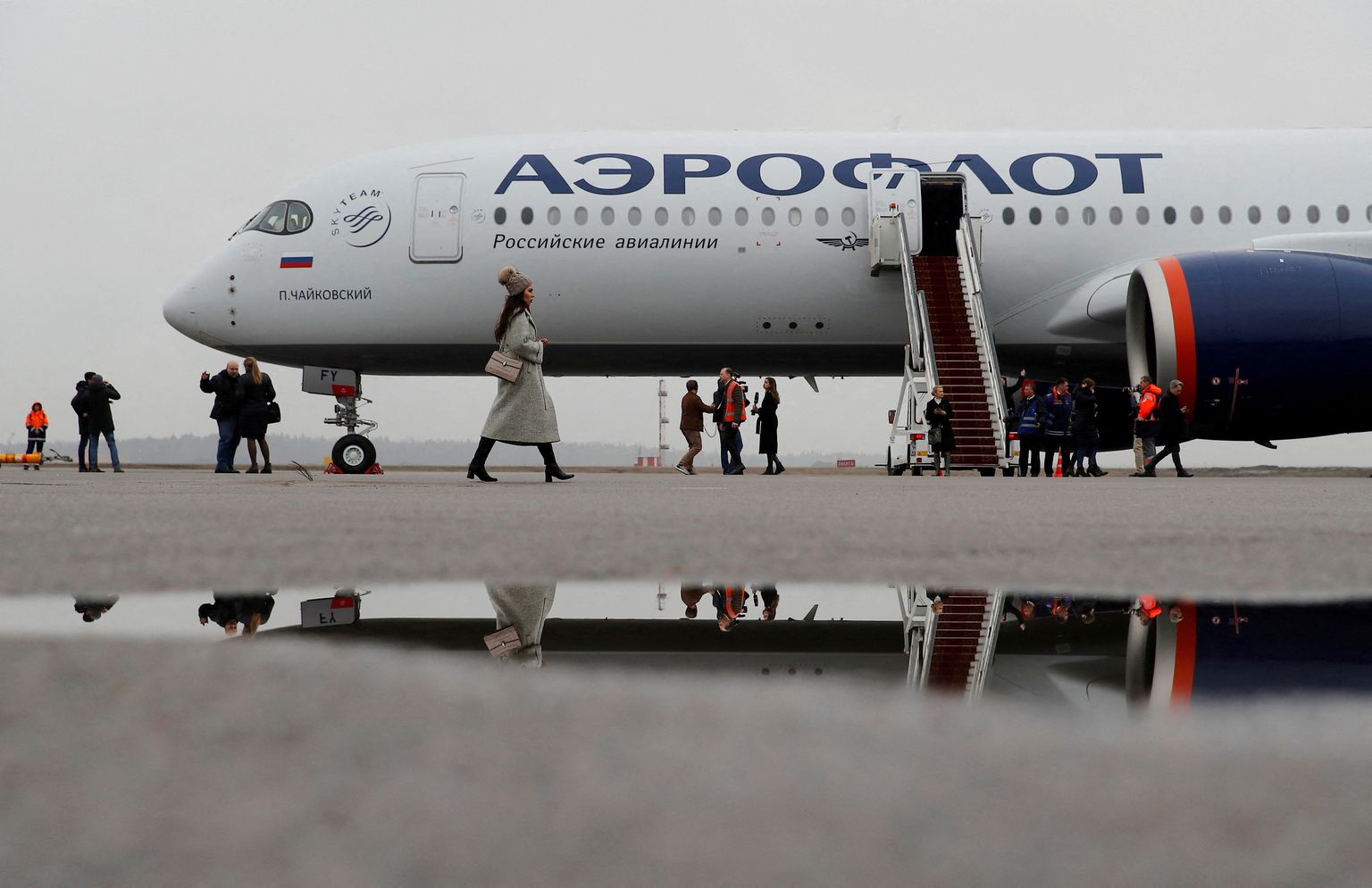 Märtsis 2020 sai Vene juhtiv lennufirma Aeroflot endale uue lääne päritolu lennuki Airbus A350-900, mida esitleti pidulikult Šeremetjevo lennuväljal. Nüüd tuleb liisingufirmadelt ära võetud lennukitele varuosi leida teistelt maa peale jäänud lennuvahenditelt, sest sanktsioonidega ei saa neid ametlikult osta.