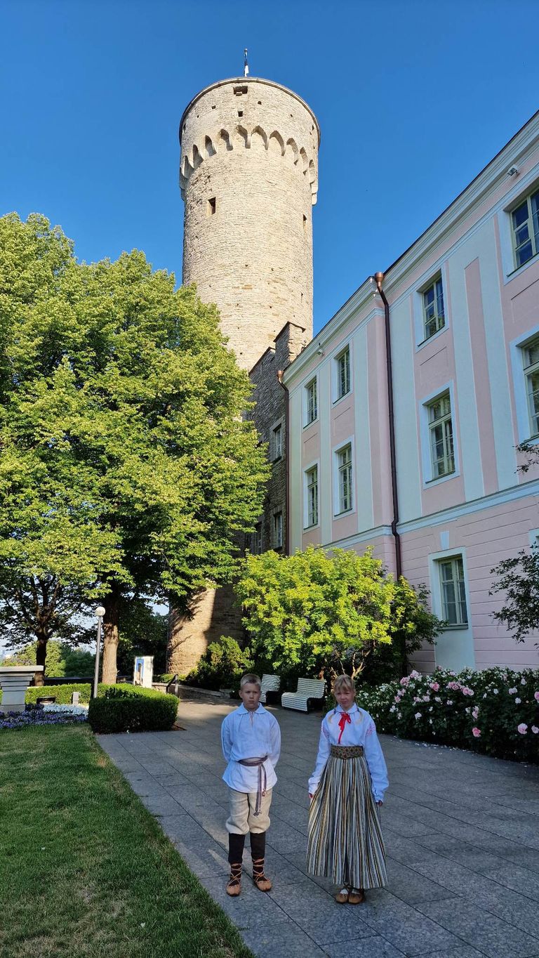 Oskar Hallop ja Annika Mirka Pika Hermanni torni juures.