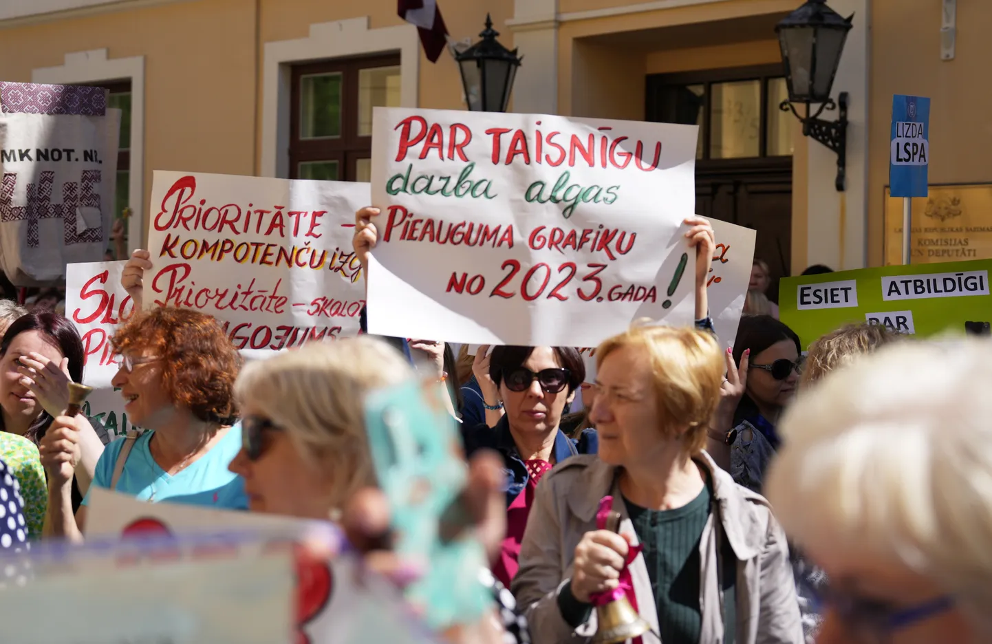 Lai apturētu jaunā finansējuma sadales modeļa ieviešanu, pie Saeimas ēkas norisinās Latvijas izglītības un zinātnes darbinieku arodbiedrības rīkots pikets, pieprasot tikšanos gan ar Ministru prezidentu Krišjāni Kariņu, gan ar Saeimas prezidija locekļiem un nozares ministriem.