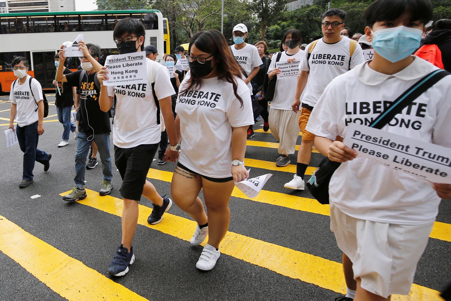 Hongkongi meeleavaldajad marsivad võõrriikide konsulaatidesse siltidega «Palun vabastage Hongkong».