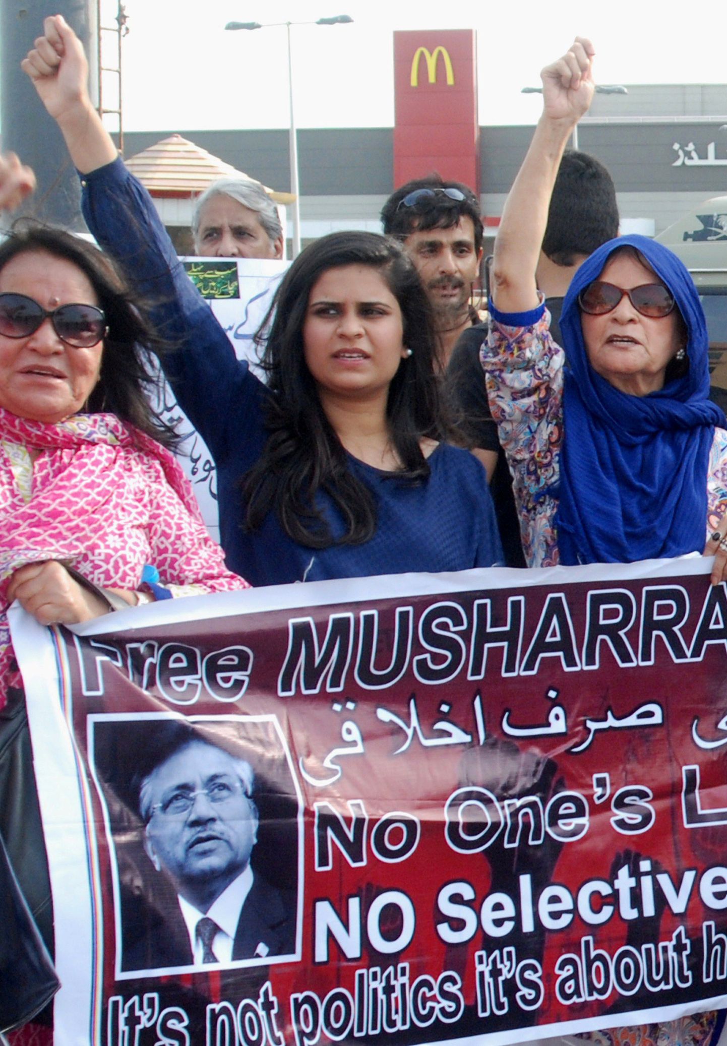 Pakistani endise presidendi Pervez Musharrafi poolehoidjad Karachis eile.