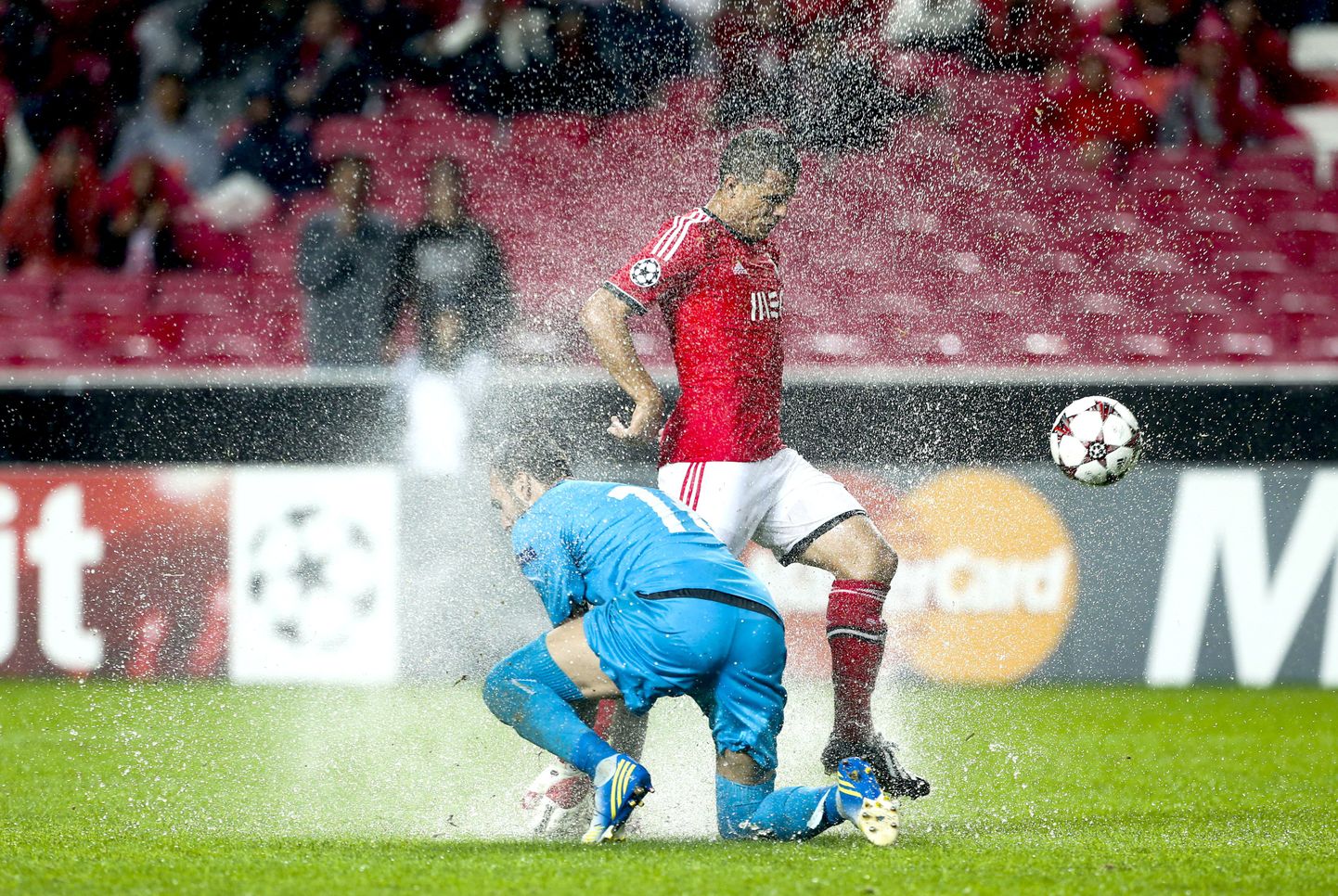 Benfica mängusmees Rodrigo Lima heitlemas Olympiacose väravavahi Roberto Gago’ga.