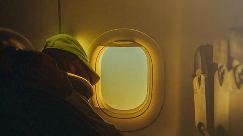 Ekspert selgitab, mis lennukis ei tohiks peale alkoholi tarvitamist magama jääda