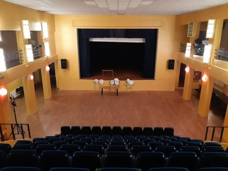 Varstu kultuurikeskuse saal sobib teatri tegemiseks nagu valatult.