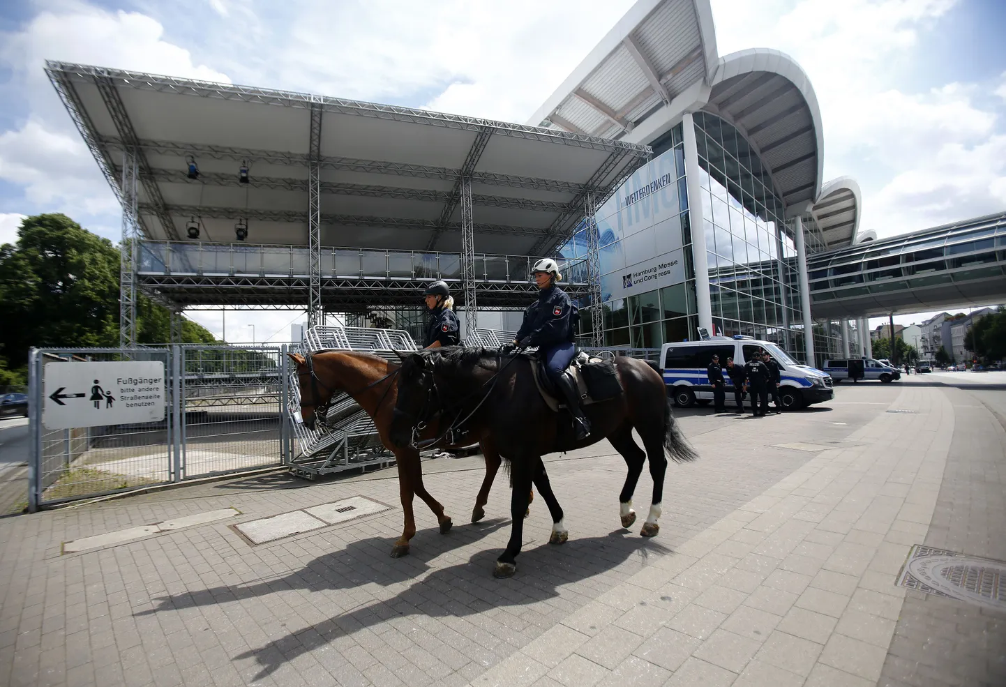 Ratsapolitseinikud patrullimas Hamburgi messikeskuse lähedal, kus täna ja homme leiab aset G20 tippkohtumine.