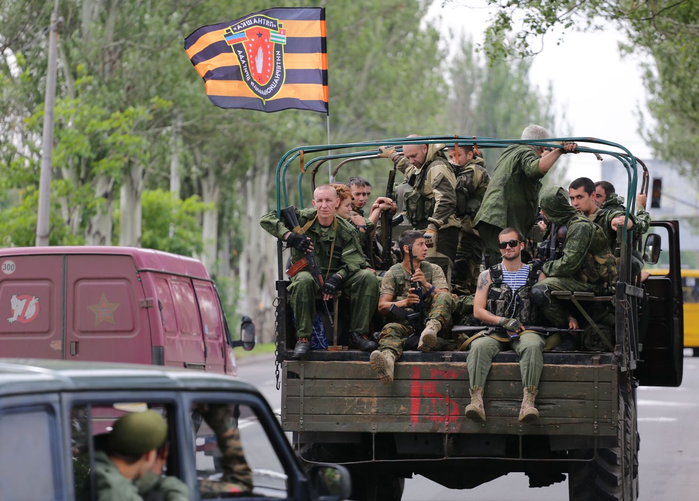 Niinimetatud Donetski rahvavabariigi sõdurid patrullimas Donetski lähistel.