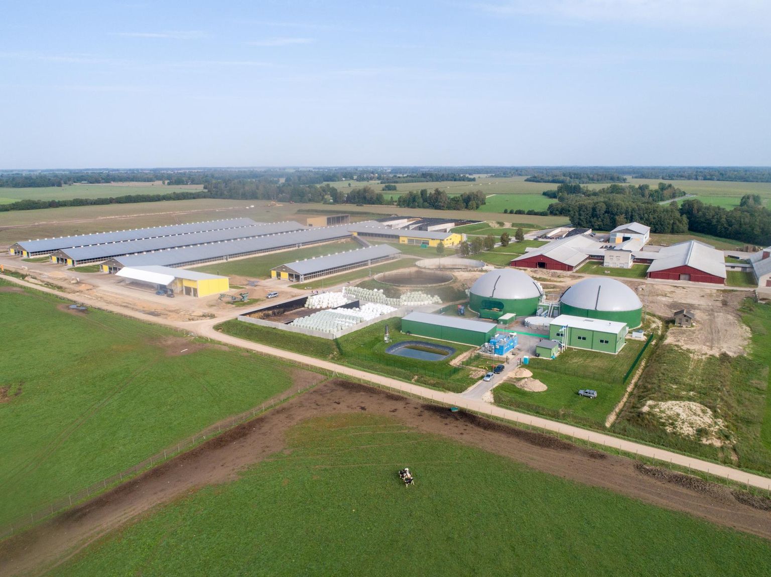 Koksveres asuv Siimani biometaanijaam, mis toodab biometaani lehmade lägast, silost ja sõnnikust.
