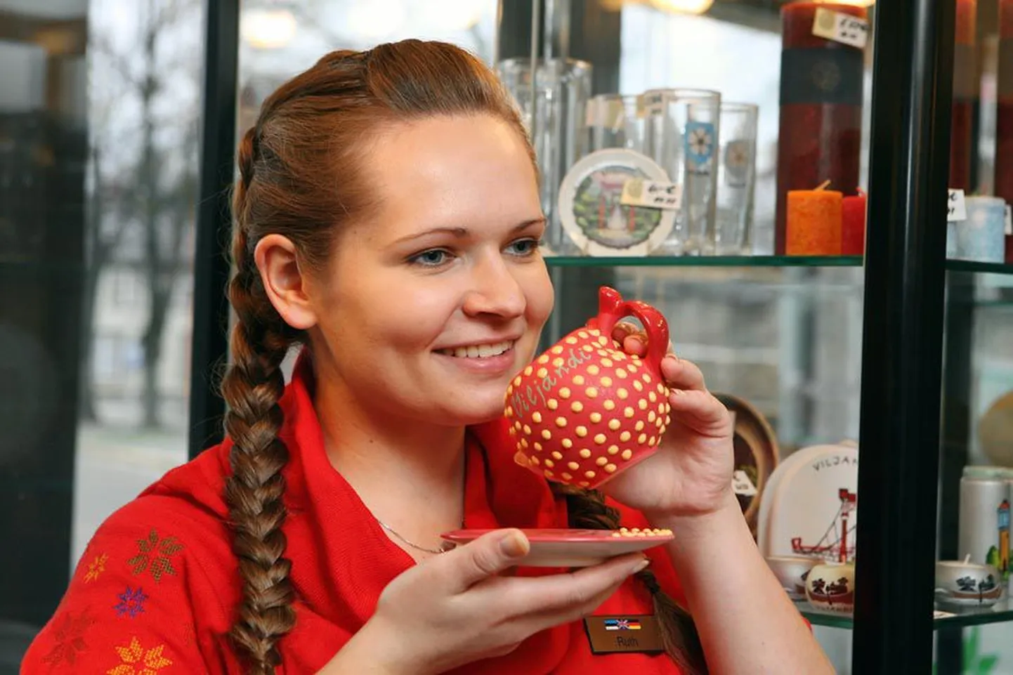 Maasikast saab teha ka sellise tassikese, nagu on Viljandi turismiinfopunkti infokonsultandi Ruth Pärnaku käes. Uut meenet kavandades võib fantaasial lasta vabalt lennata.