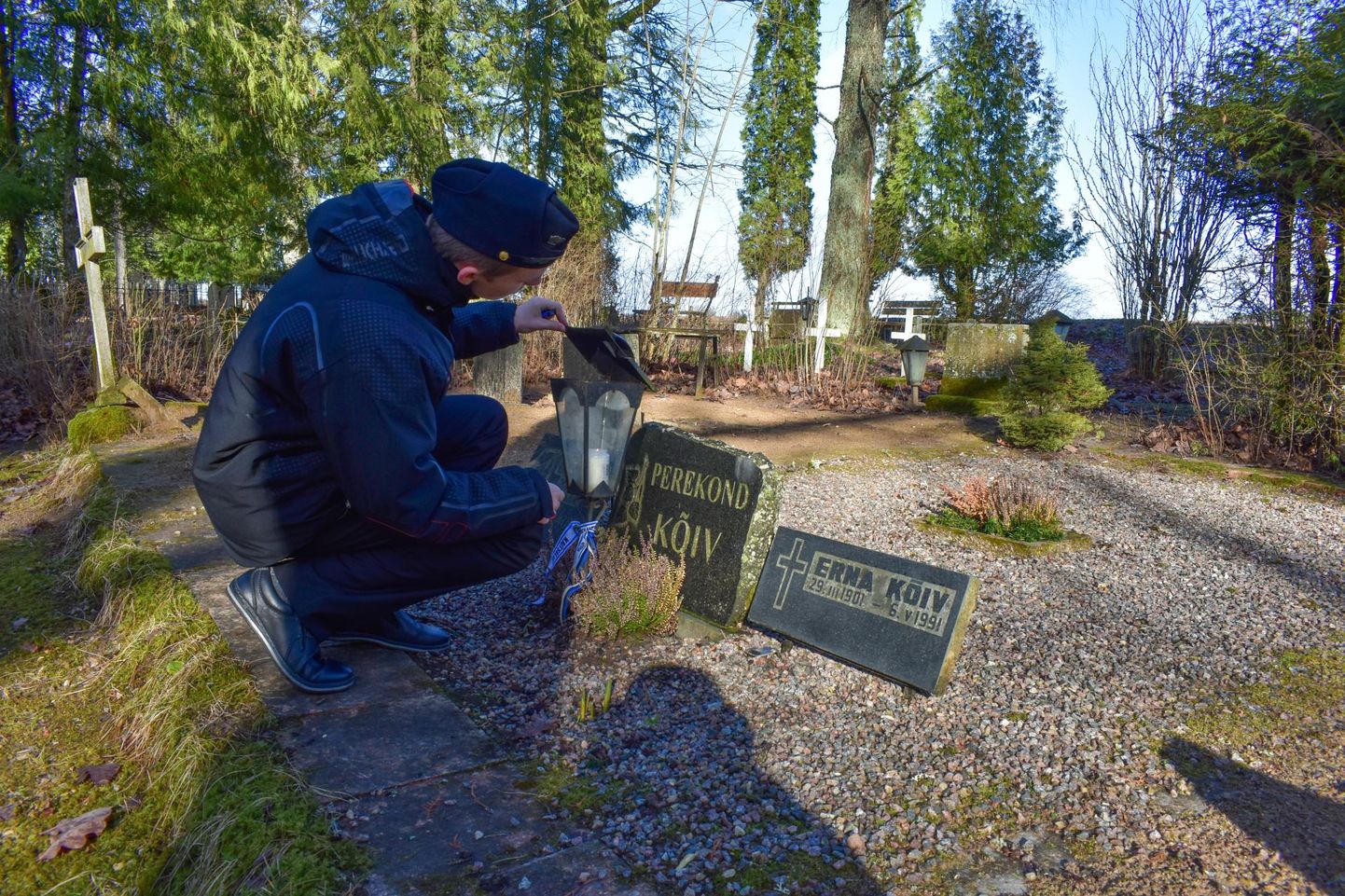 Tänavu 24. veebruaril süütas noorkotkas Ander Alliksaar vabadusvõitleja Peeter Kõivu haual küünla.